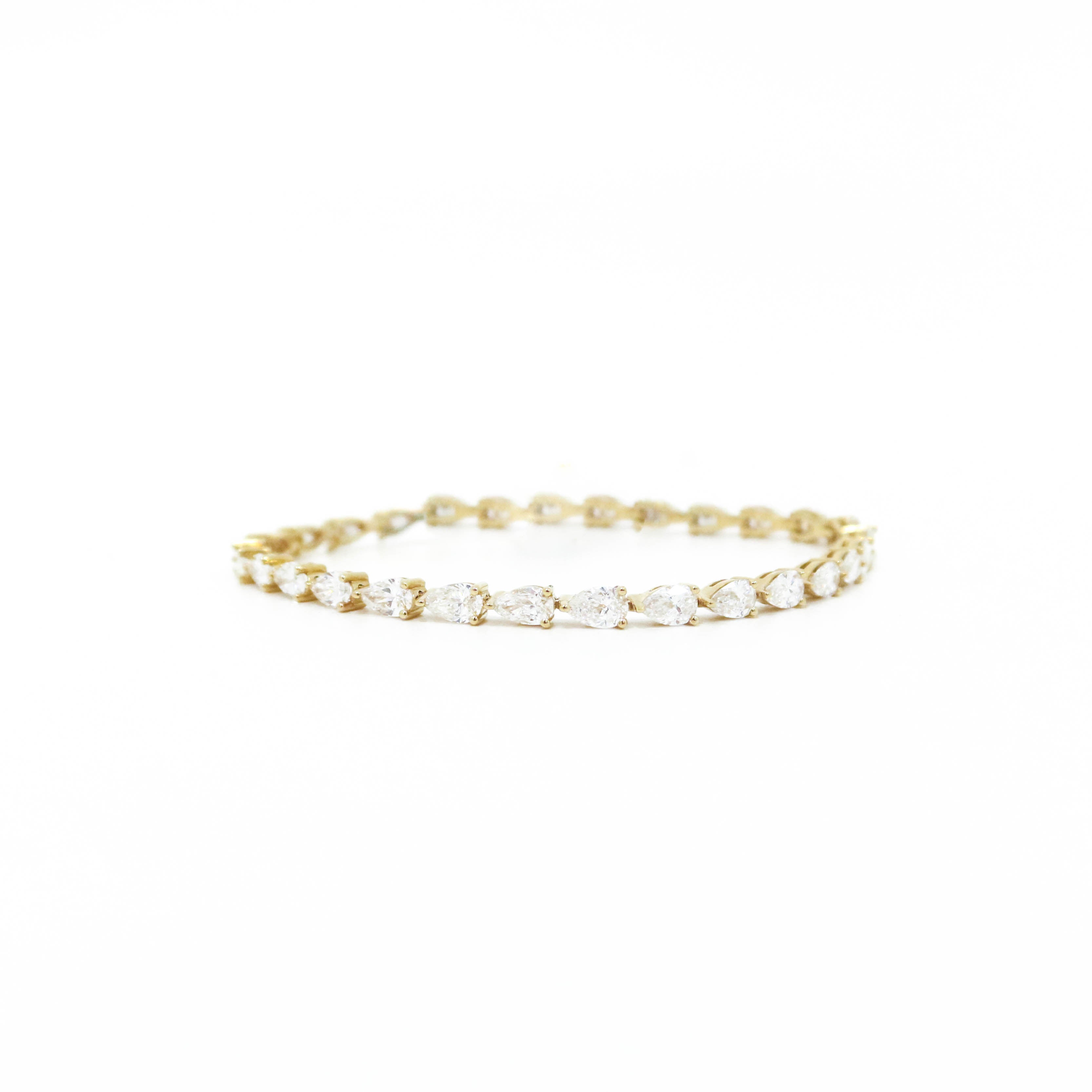 7.50 Lab grown pear cut Diamond bracelet - 14kt yellow gold